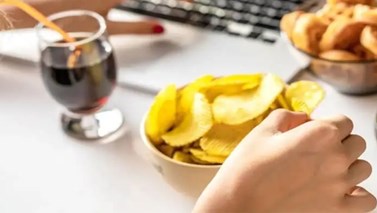 عادات اشتباه رایج بعد از غذا خوردن